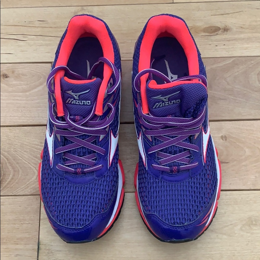 NWOT Women’s Mizuno Running Shoe- Wave Enigma 6